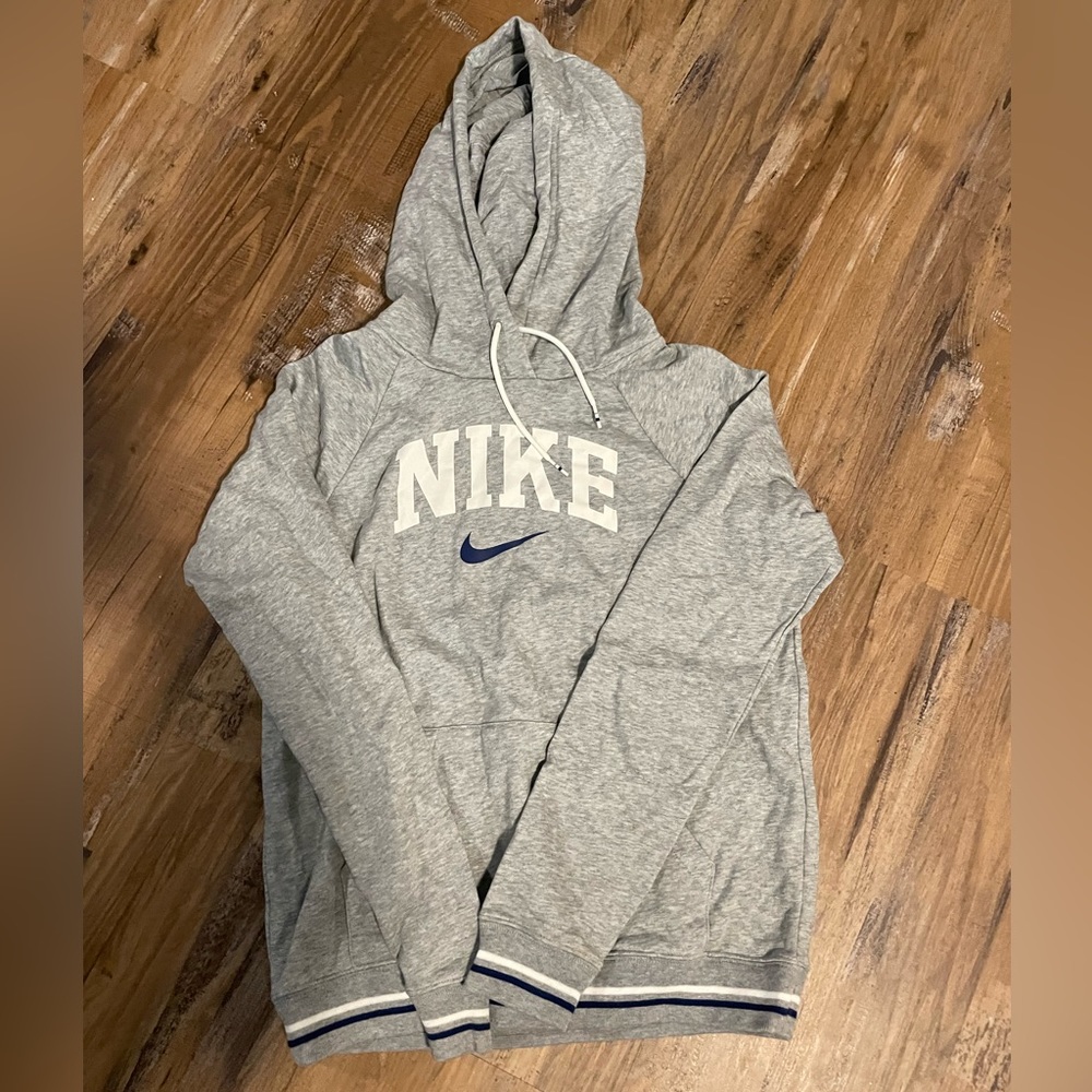 NWOT Nike Women’s XS sweatshirt
